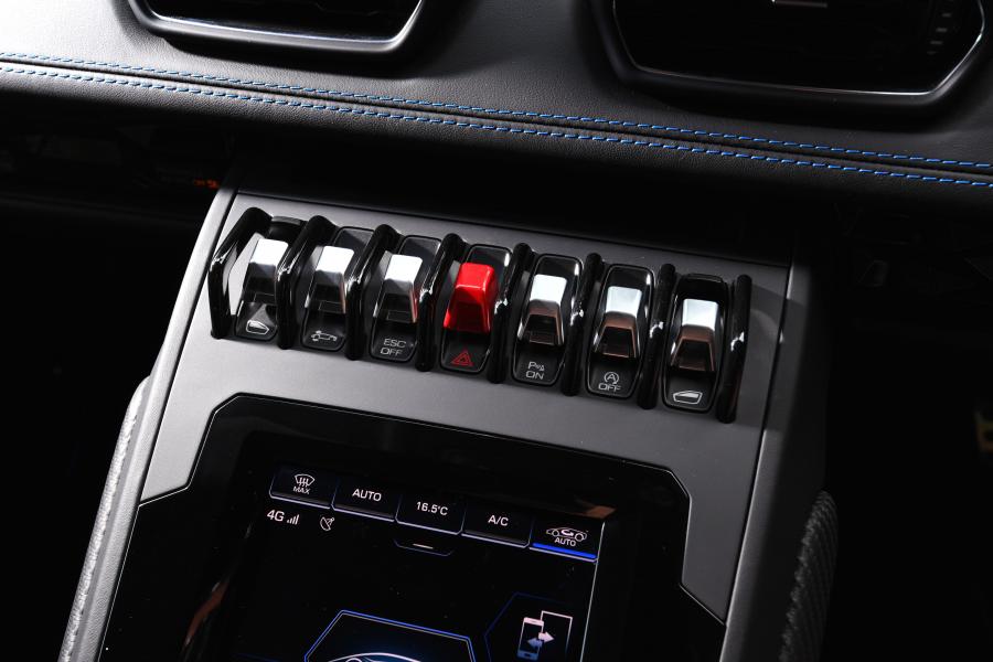 Детали интерьера Lamborghini Huracan EVO (LB724) 2019 года  (UK) (фото 7 из 19)